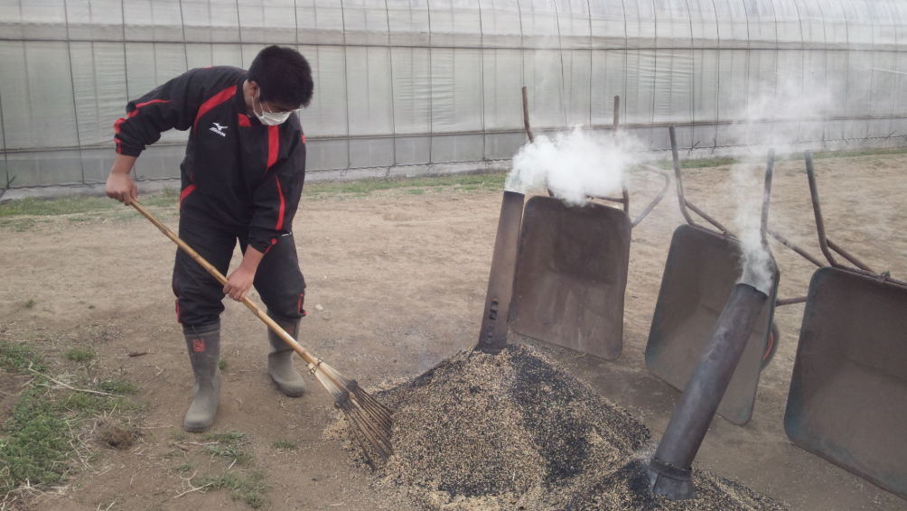 午後は籾殻くん炭づくり 2012-04-09