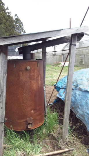 ドラム缶式の装置でもみ殻くん炭作り 2012-04-19