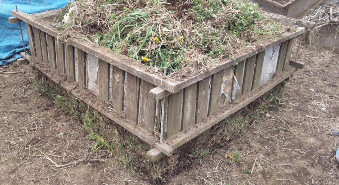 除草した雑草は堆肥枠の中に積み上げました 2012-04-26