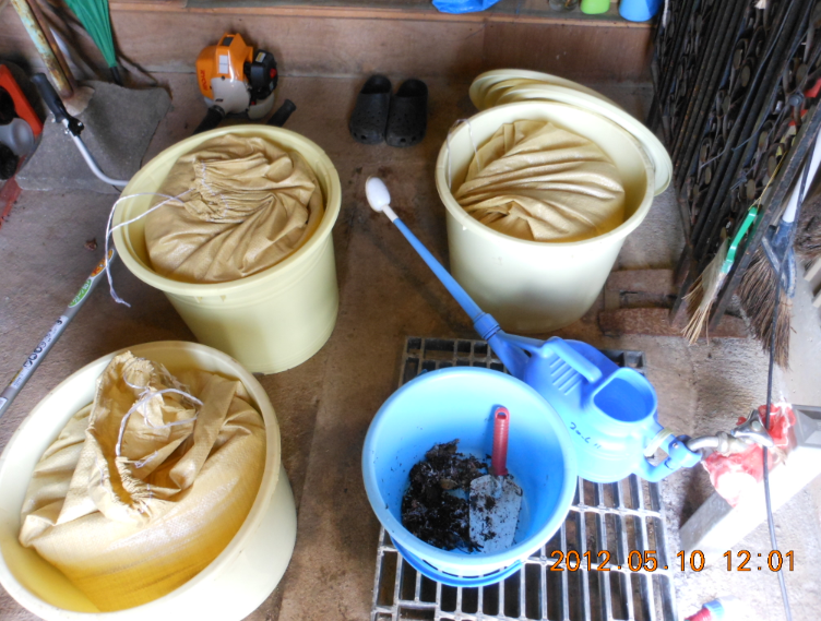 米ぬかに水とはんぺんだけのぼかし肥料作り 2012-05-10