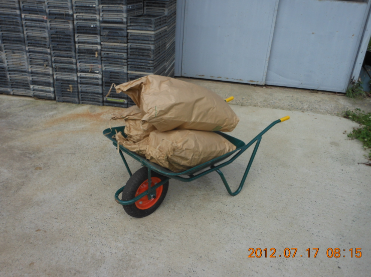 ３号圃場でもみ殻散布 2012-07-17