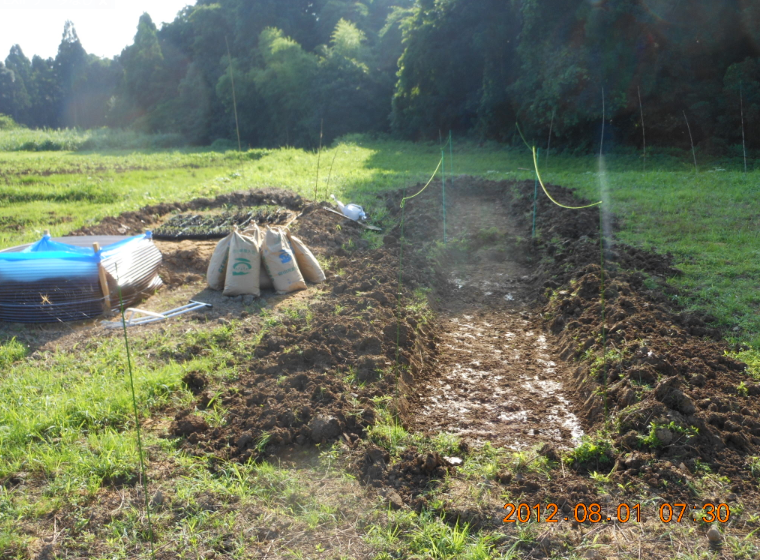 穴水３号ほ場で畝立て 2012-08-01