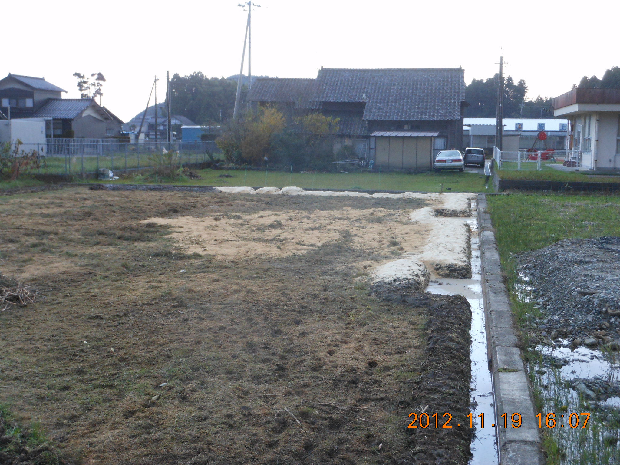 もみがら散布 2012-11-19