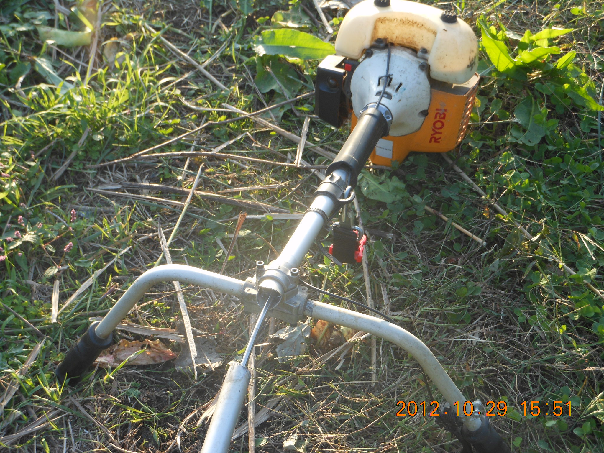 ４号ほ場の草刈り３日めで草刈機が・・・ 2012-10-29