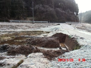 １号ほ場で畦畔（けいはん）の補修と調整池作り（２） 2013-01-23