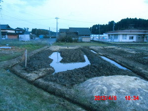6号圃場の盛土で 2013-04-08