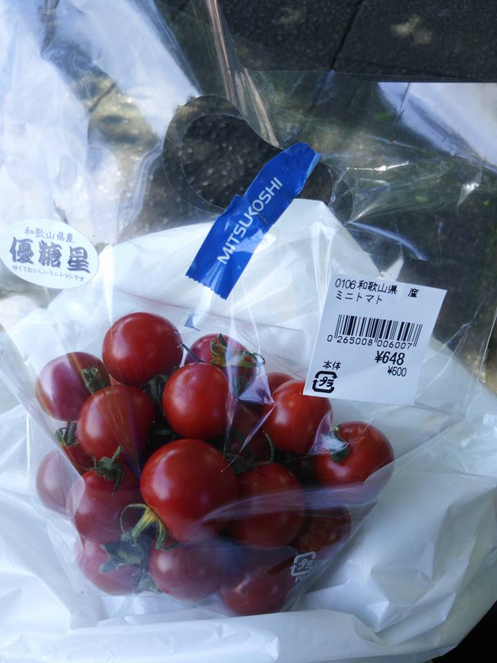 銀座にある三越の地下3階に野菜売り場があります。ざっと見ましたが、全ての商品がこっちの2倍以上の値段でした-2016-05-18