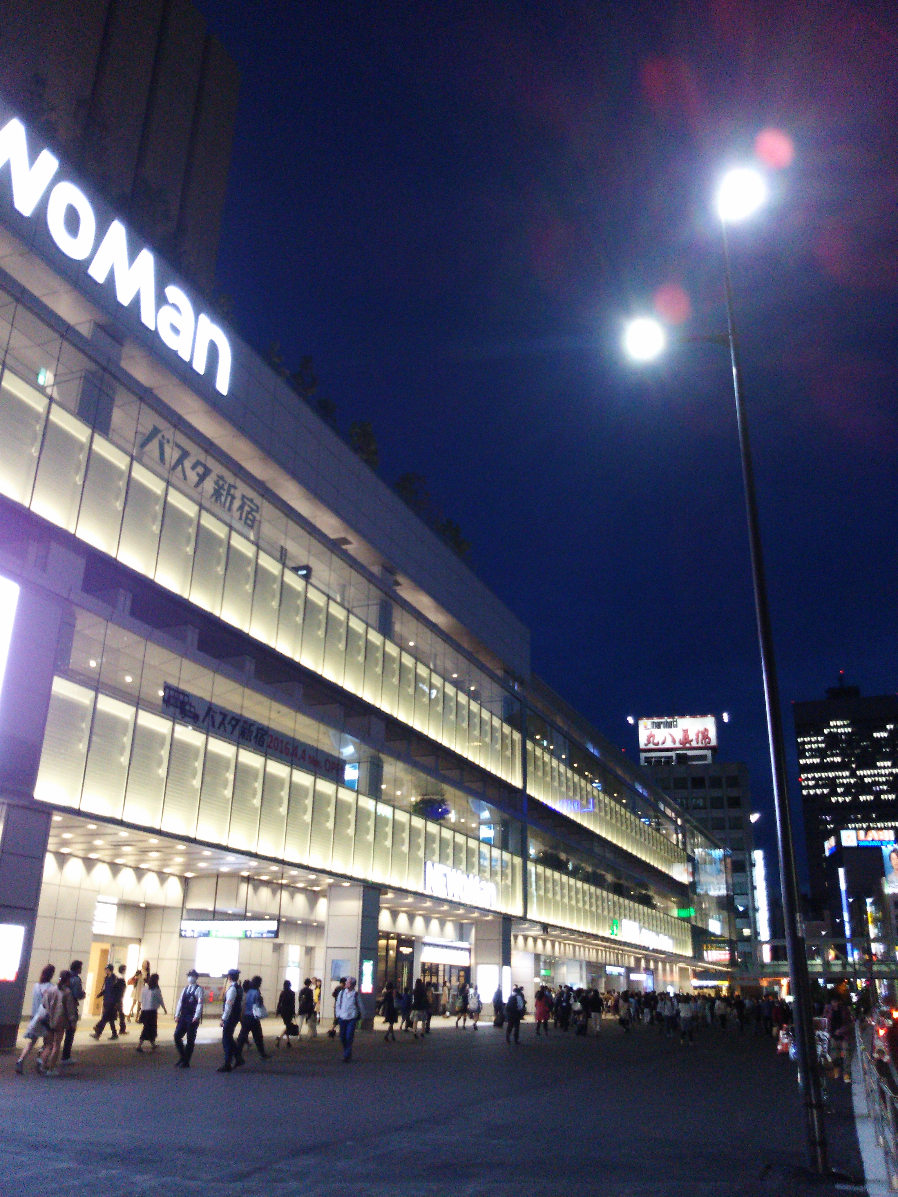 バスターミナルの屋上が貸し菜園だったことに気がつきました-2016-05-21