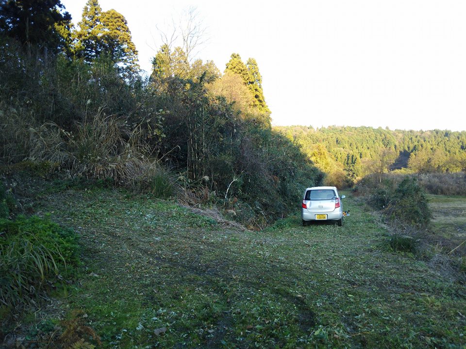 昨日は雨だったので半分までしか線路上の草刈りは出来てません-2016-12-10