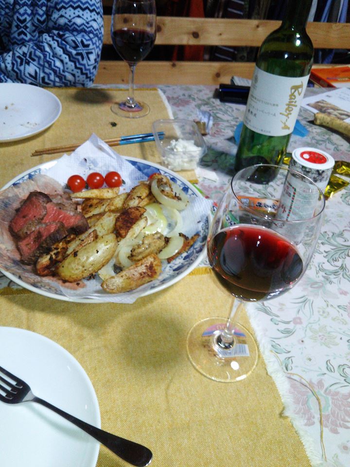 穴水町定住促進委員会の小栗さんの民宿？で飲んでます-2016-12-23