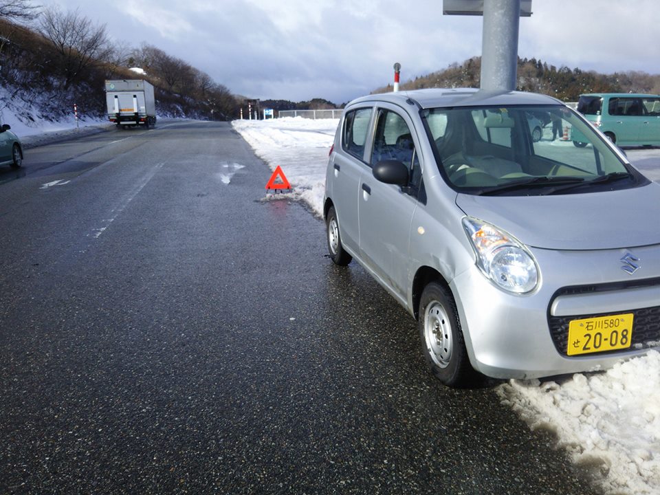 今日七尾の営業所に向かっていましたが、里山里海街道を七尾方面に行った最後の交差点で事故です-2017-01-17