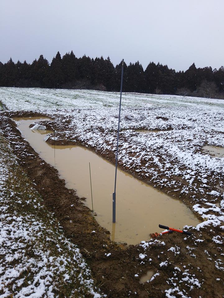 雪だけど外での作業は出きると思って、ホームセンターで防風ネット用の支柱を買ってきました-2017-02-21