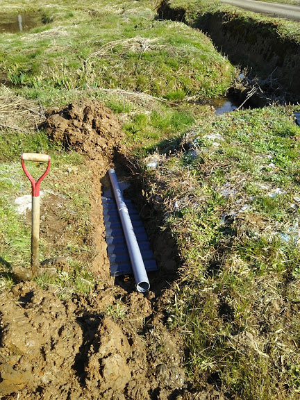 ほ場に額縁明きょと排水パイプの埋め込みしてました 2017-04-03