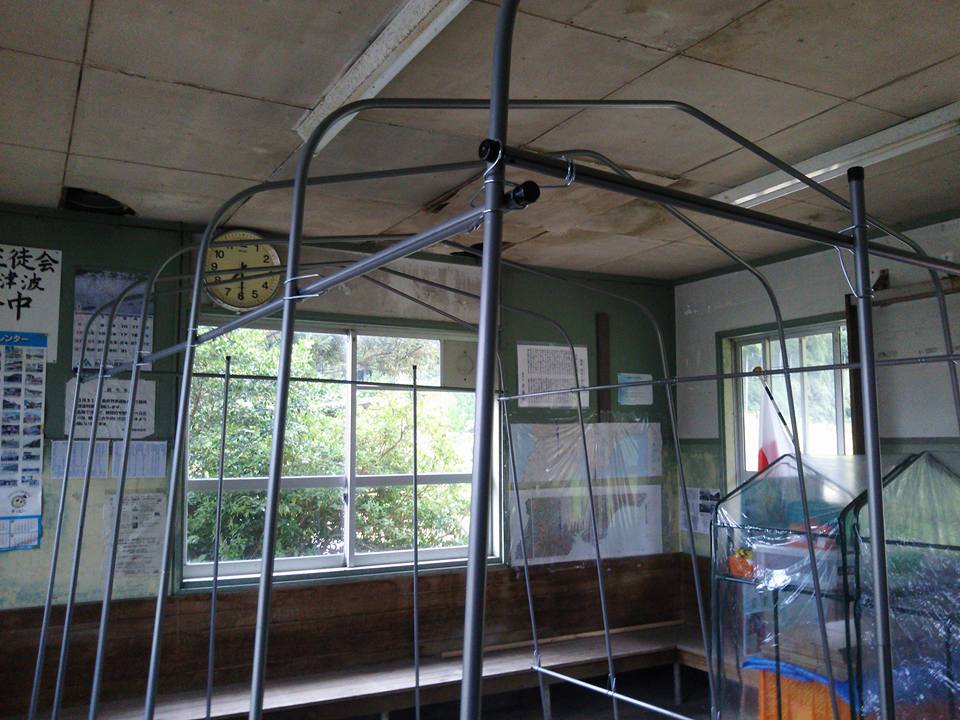 甲駅の屋根の穴あき対策で室内に２坪用ビニールハウスを建てました-2017-10-06