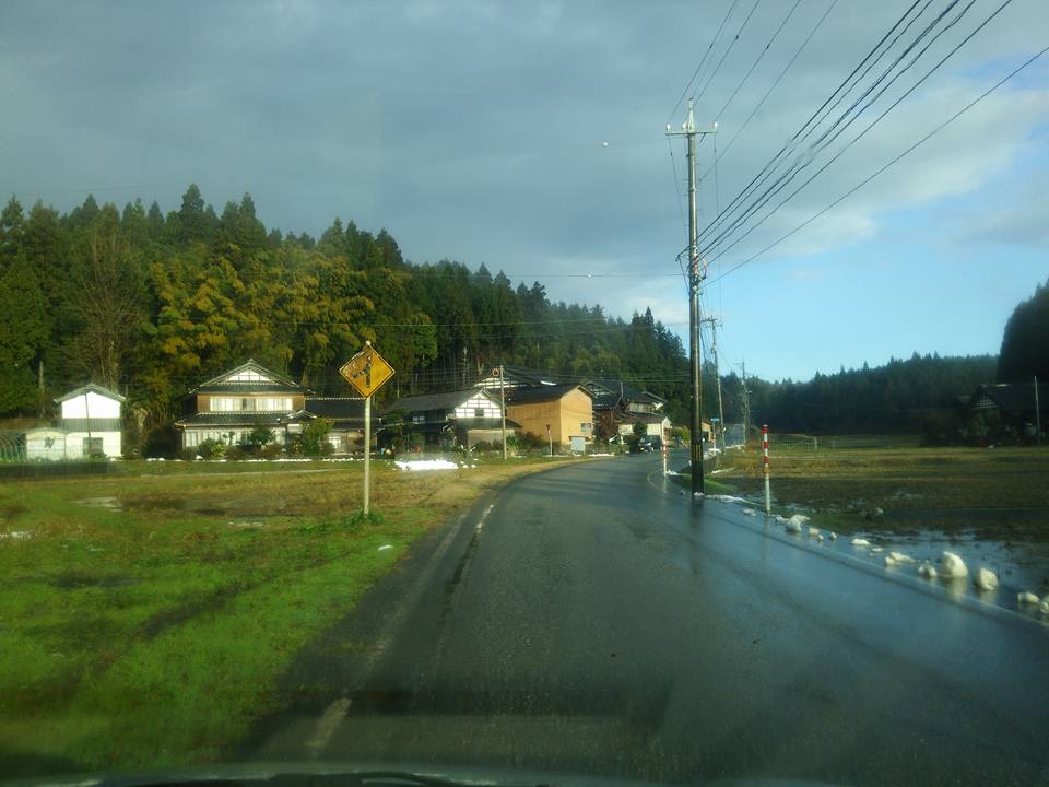 濡れた路面が凍結でブラックバーン状態です-2017-12-21