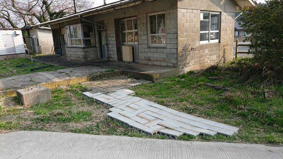 入り江のほ場で使っていたブロックを駅の通路用に転用しました-2018-04-02