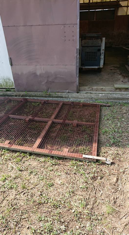 ぼかし肥料製作倉庫と収穫物と資材の保管倉庫の修繕してます-2018-04-03