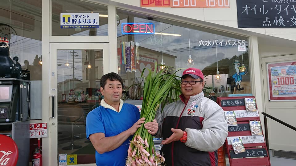 森本石油さんに甲駅で栽培している菖蒲を届けました-2018-05-03