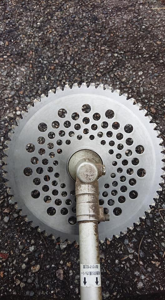 甲(かぶと)駅のホーム周辺の草刈りしてました-2018-12-27