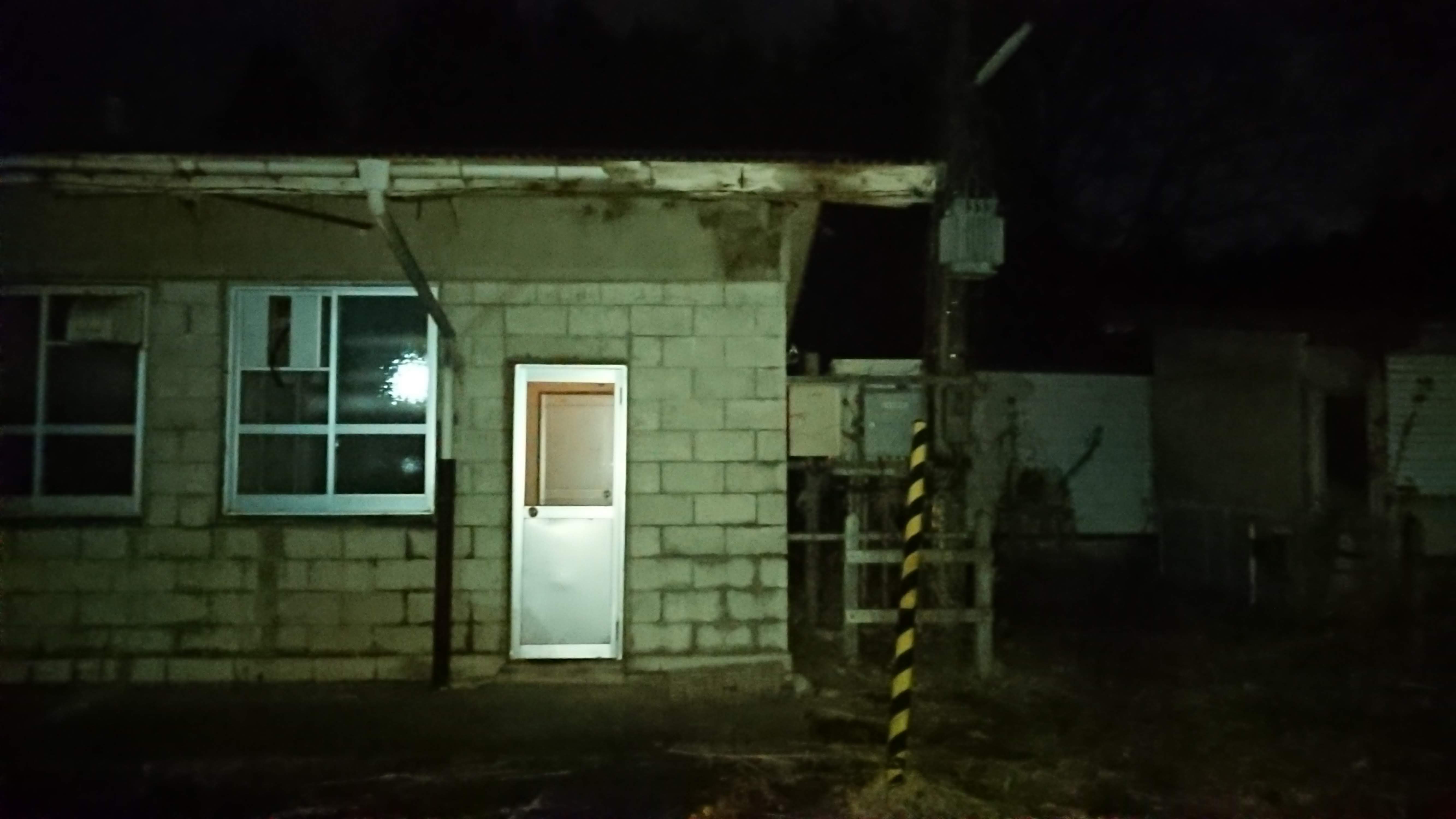 のと鉄道の廃線になった甲駅のトイレに太陽光パネルの照明を設置しました-2020-01-05