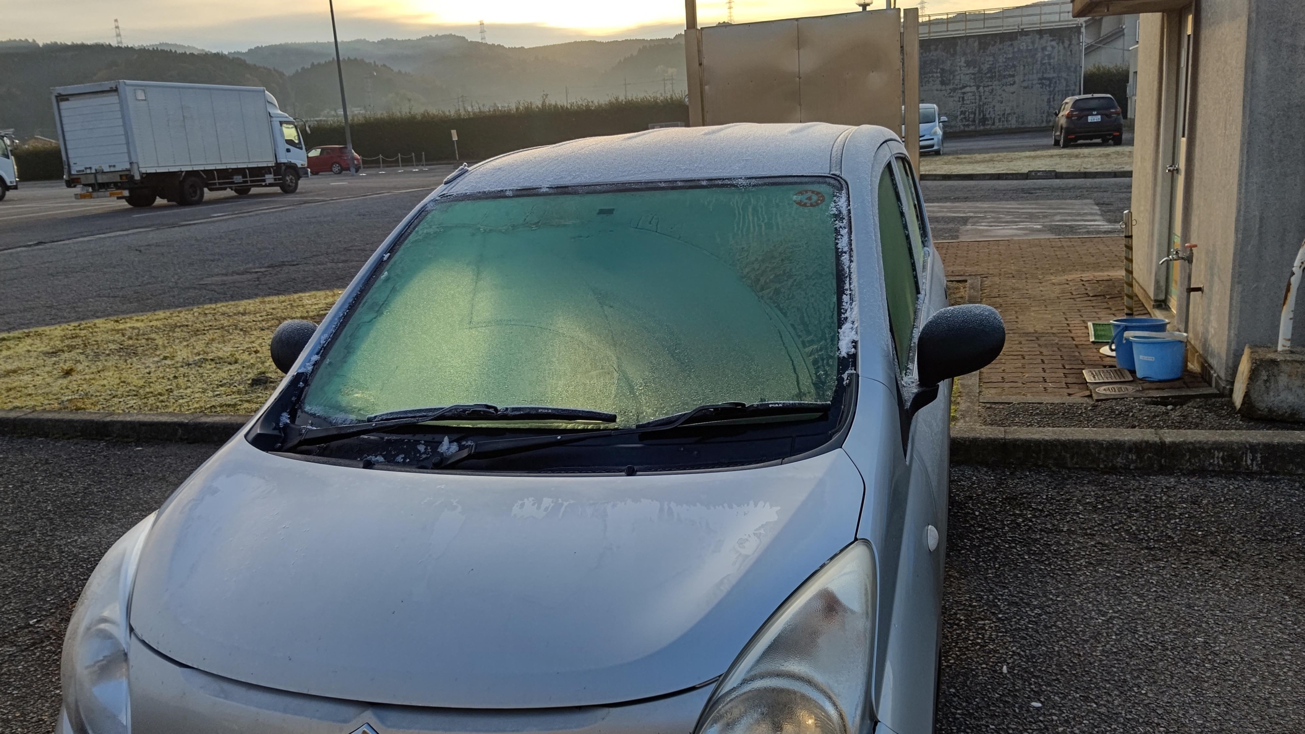 今朝は車フロントガラスが霜で今年初めて凍結しました-2021-11-29