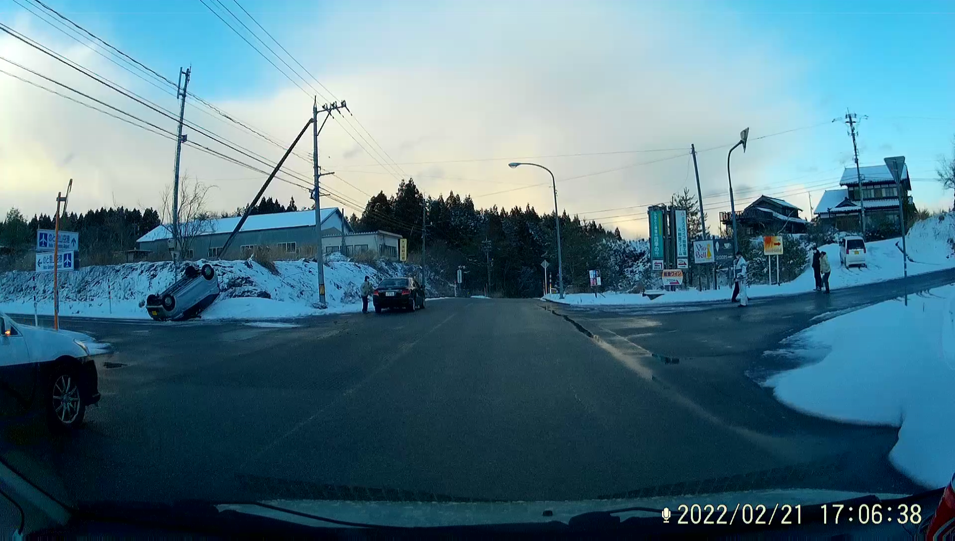 能登ワインの前の道路で車がひっくり返っていました-2022-02-21