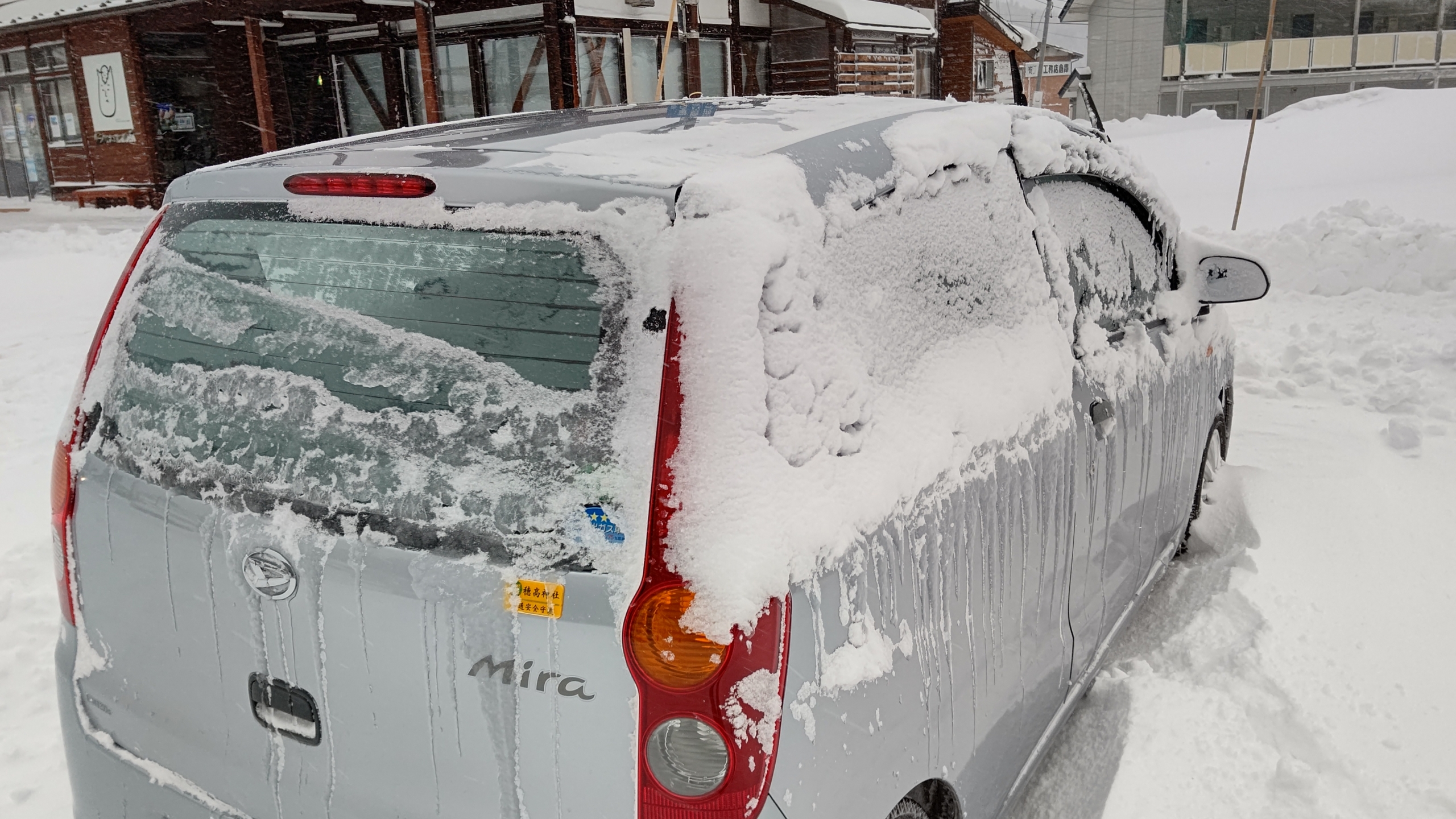 なんだか久しぶりに車が凍っているを見た-2023-01-25