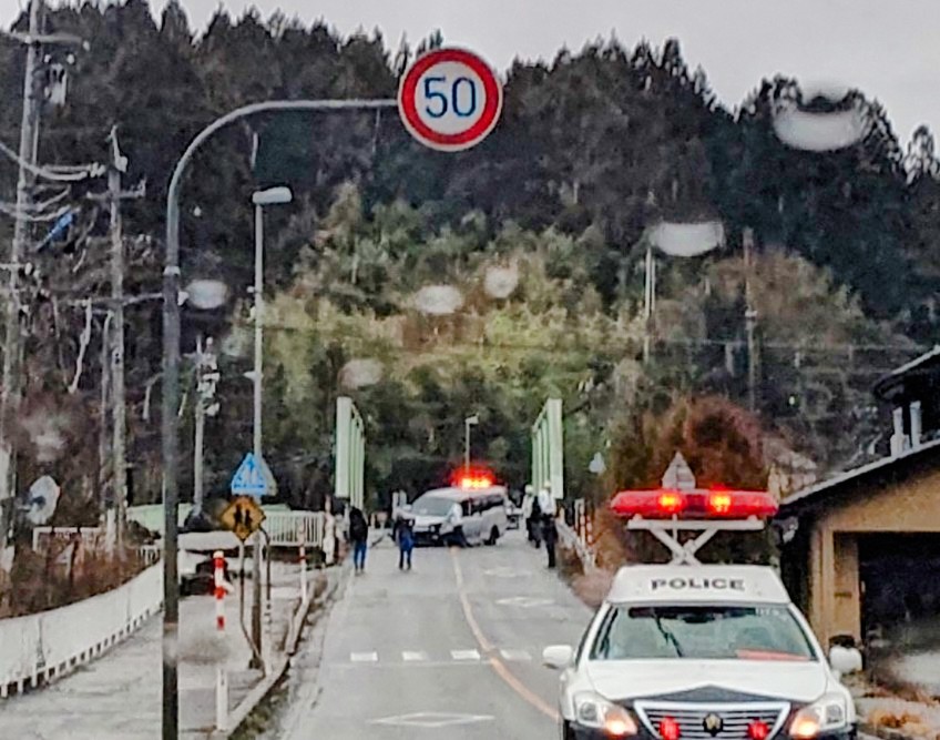 中居駅の前の橋で事故です-2024-03-12