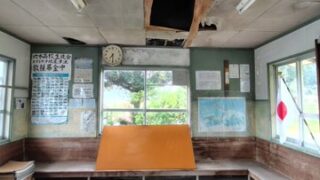 現在の甲（かぶと）駅のツツジと待合室の写真です-2025-05-03