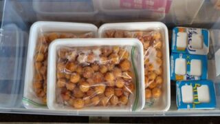 初めて梅をジップロックで漬け込んでます。本当は毎日、塩がなじむように袋をひっくり返すらしいです-2025-07-16