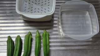 ダイソーの電子レンジ用の温野菜容器でオクラをチンして食べてみました-2025-08-12