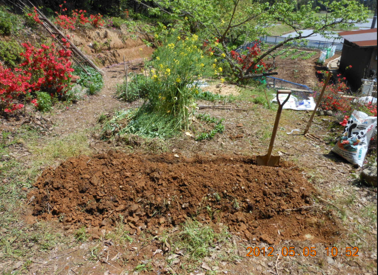 ピーマンを定植する高畝をつくった 2012-05-05