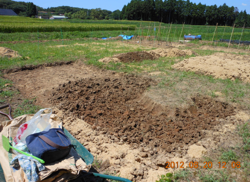 もみ殻くん炭を作る場所を 2012-08-20