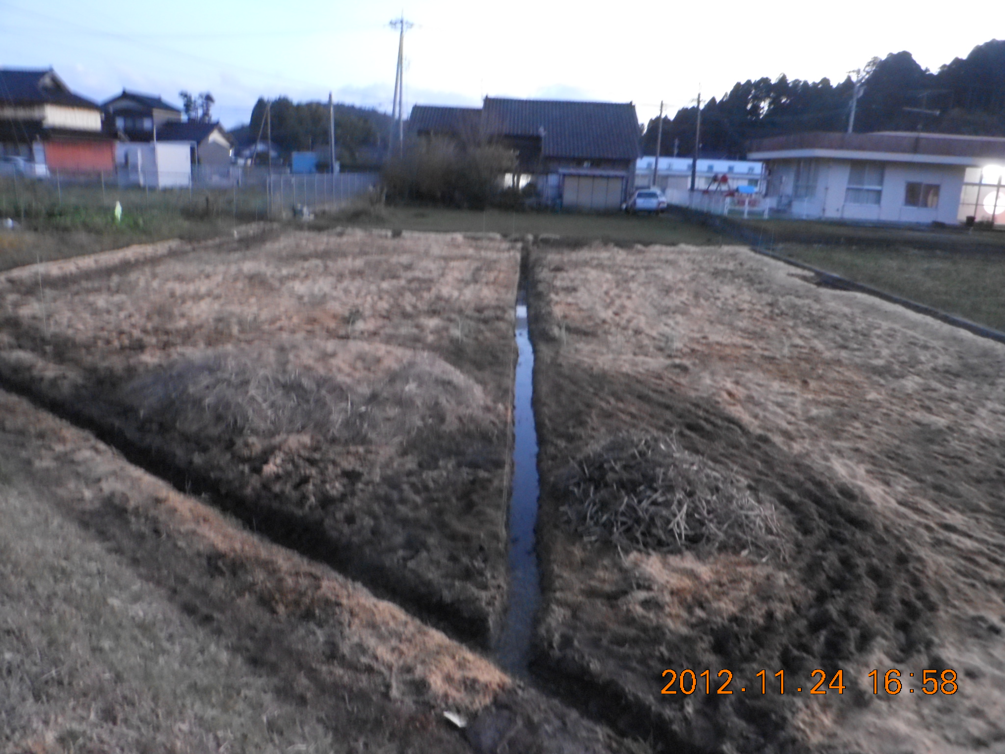 もみ殻補助明渠作り 2012-11-24