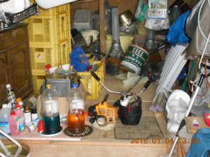 農薬も化学肥料も軽トラもない。あるのは刈り払い機と「もみがらくん炭器」くらい。 2016-01-05