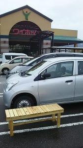 甲駅のホームに縁台を買ってきて設置しました 2016-04-22