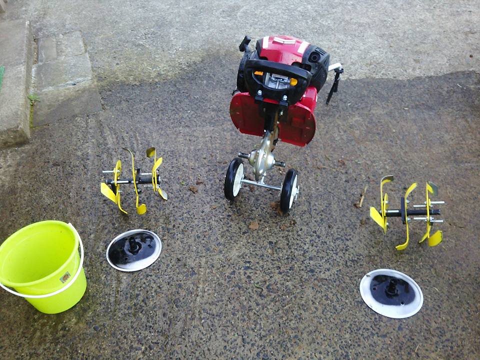 作業後のミニ耕うん機はパーツをばらして丁寧に水道で洗浄しました 2017-04-22