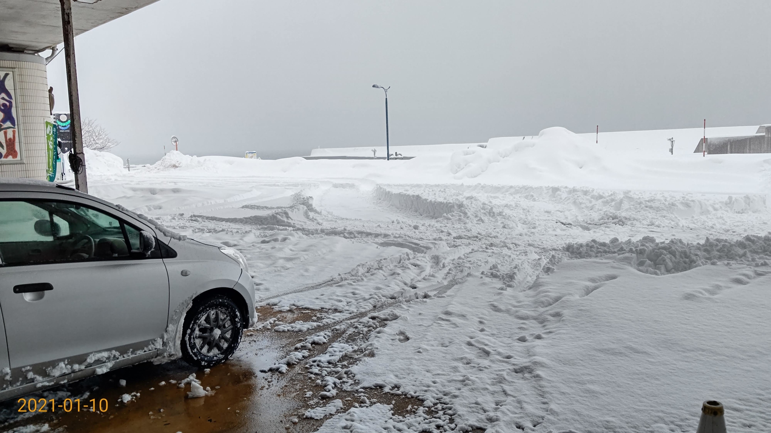 道の駅の親不知ビアパークで除雪待ち-2021-01-10