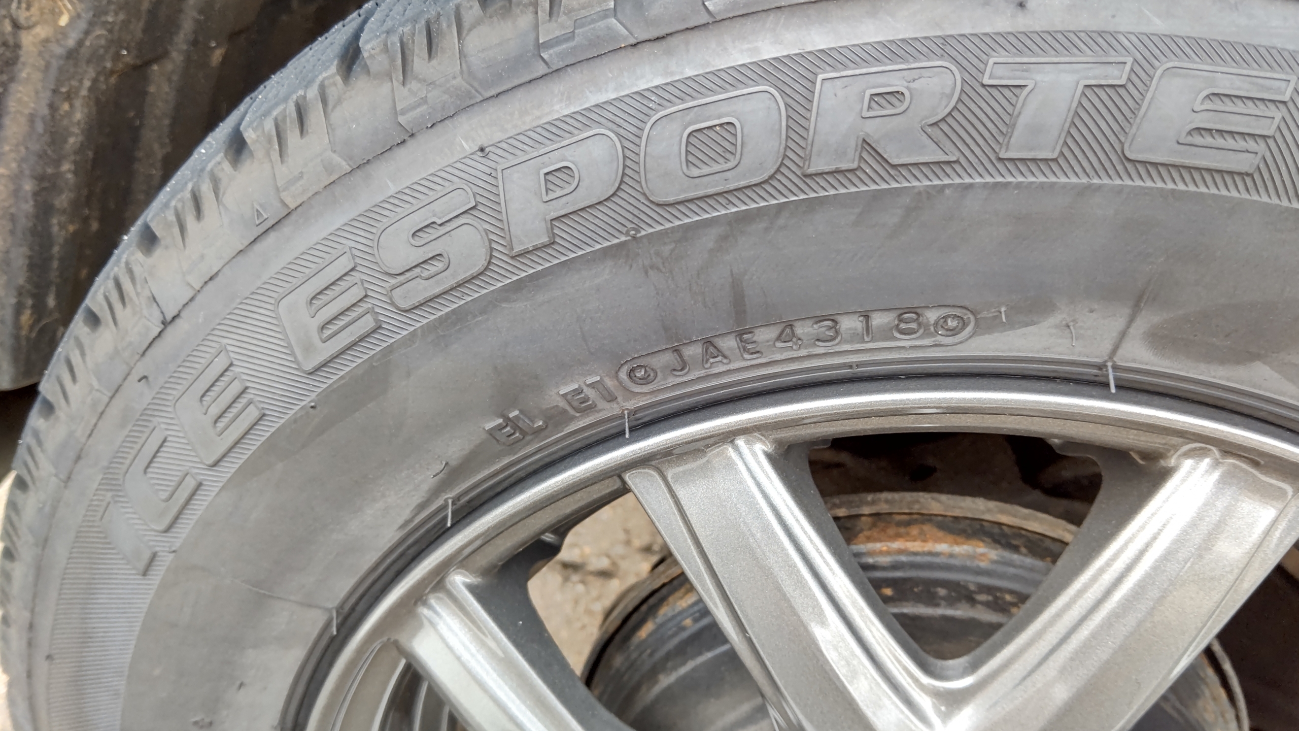 アイスエスポルテはブリジストンのタイヤ館専売のアイスパートナーの型落ち品をオートバックスで名前を変えて売っている冬タイヤです-2021-12-17