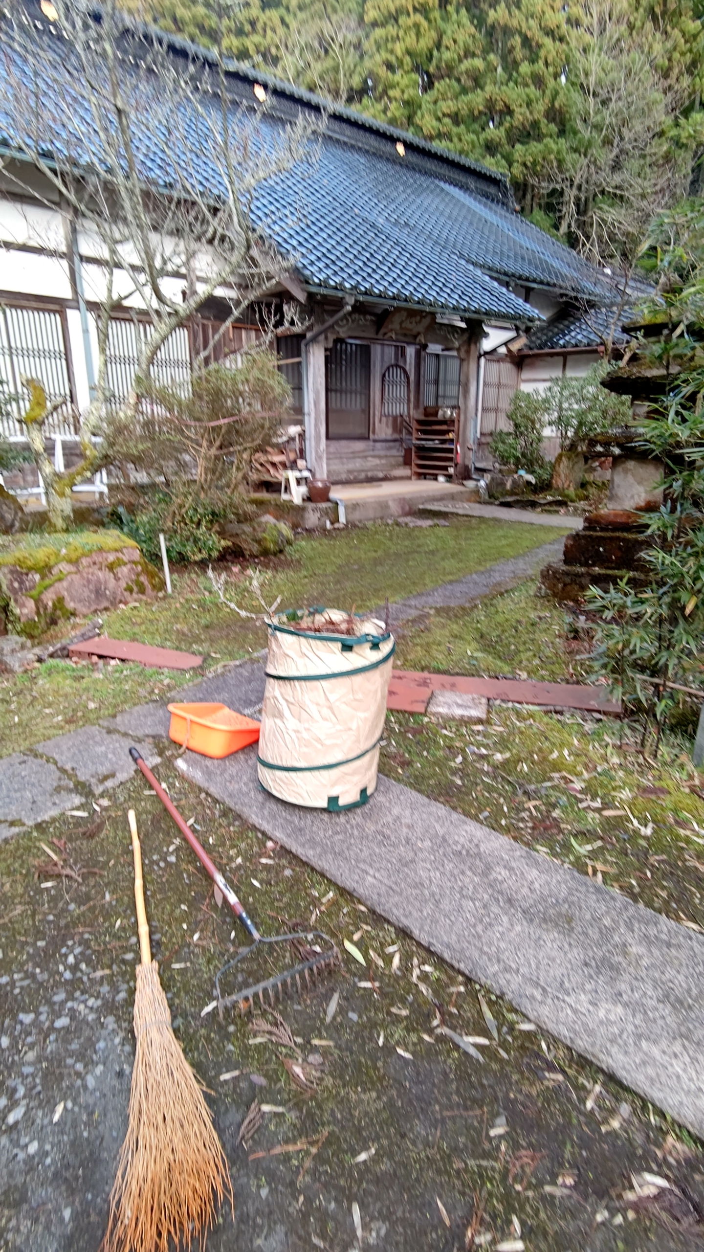 曹洞宗大蓮寺の春のお彼岸で掃除をしてました-2022-03-20