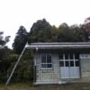 島崎 光典 - 甲駅の屋根の修理で脚立をかけたまでは良かったですが、昇って屋根を見た